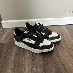 Women’s Puma Carina Street Platform Sneaker size 7.5